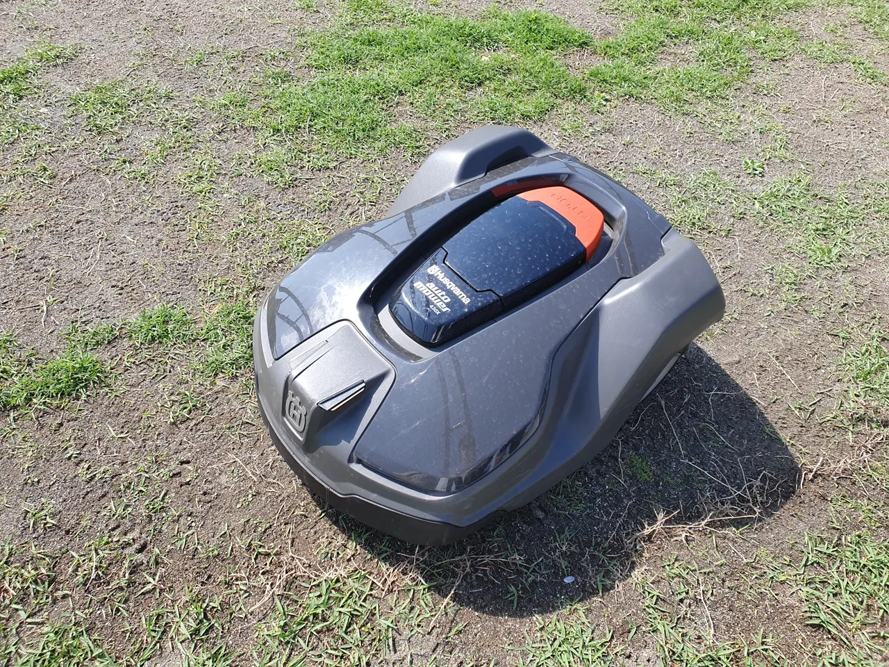 Close-up van een robotmaaier met randkabeltechniek op het gazon